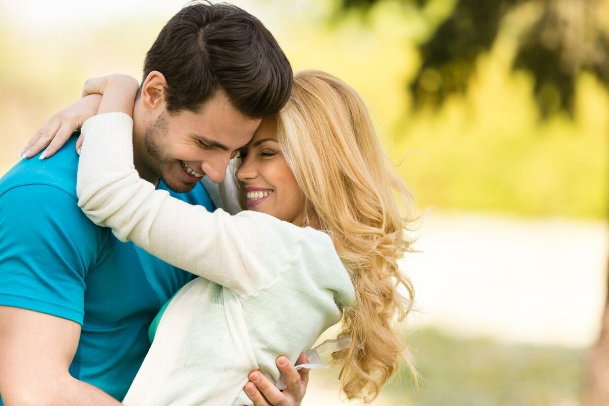 Счастливые мужчина и женщина