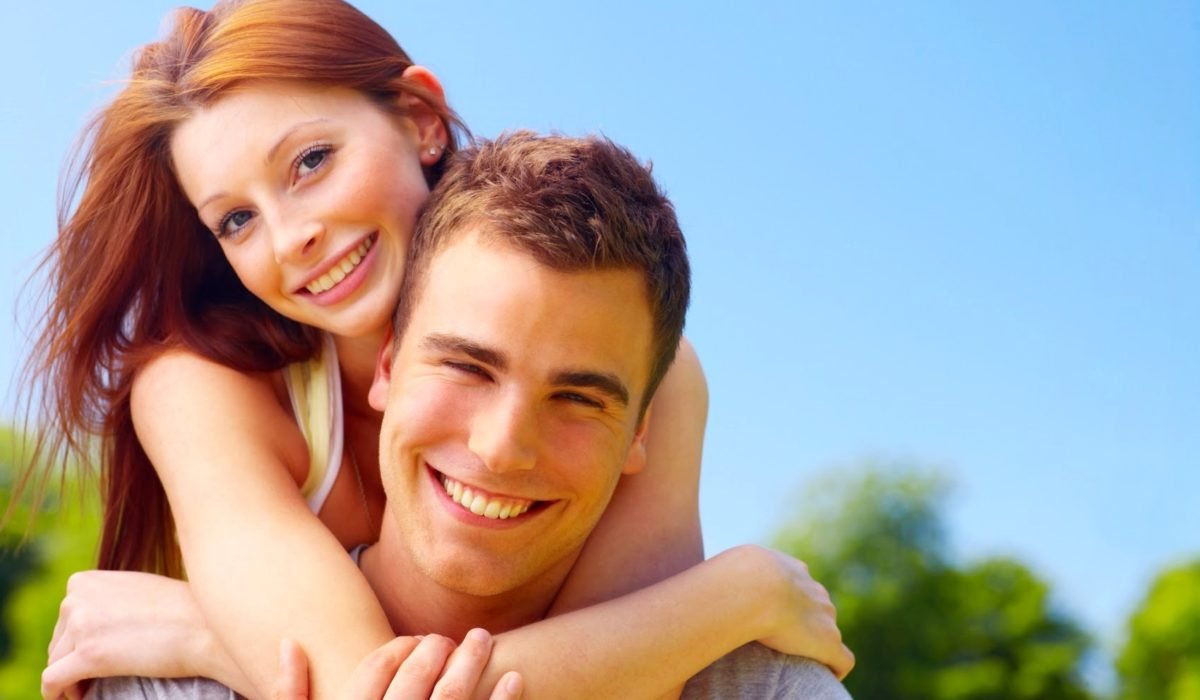 Счастливые влюбленные на море