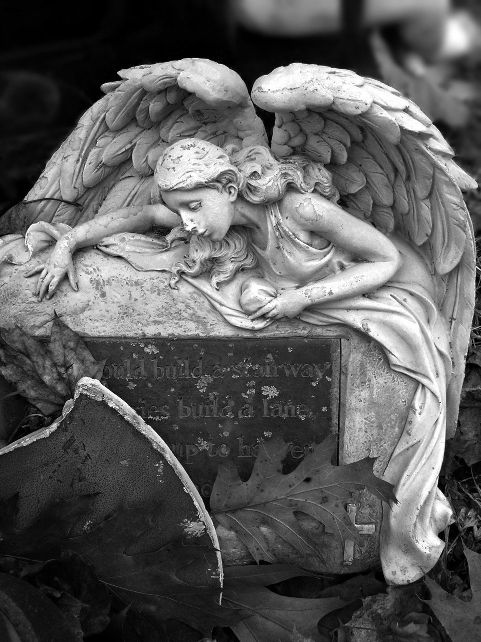 Плачущий ангел статуя