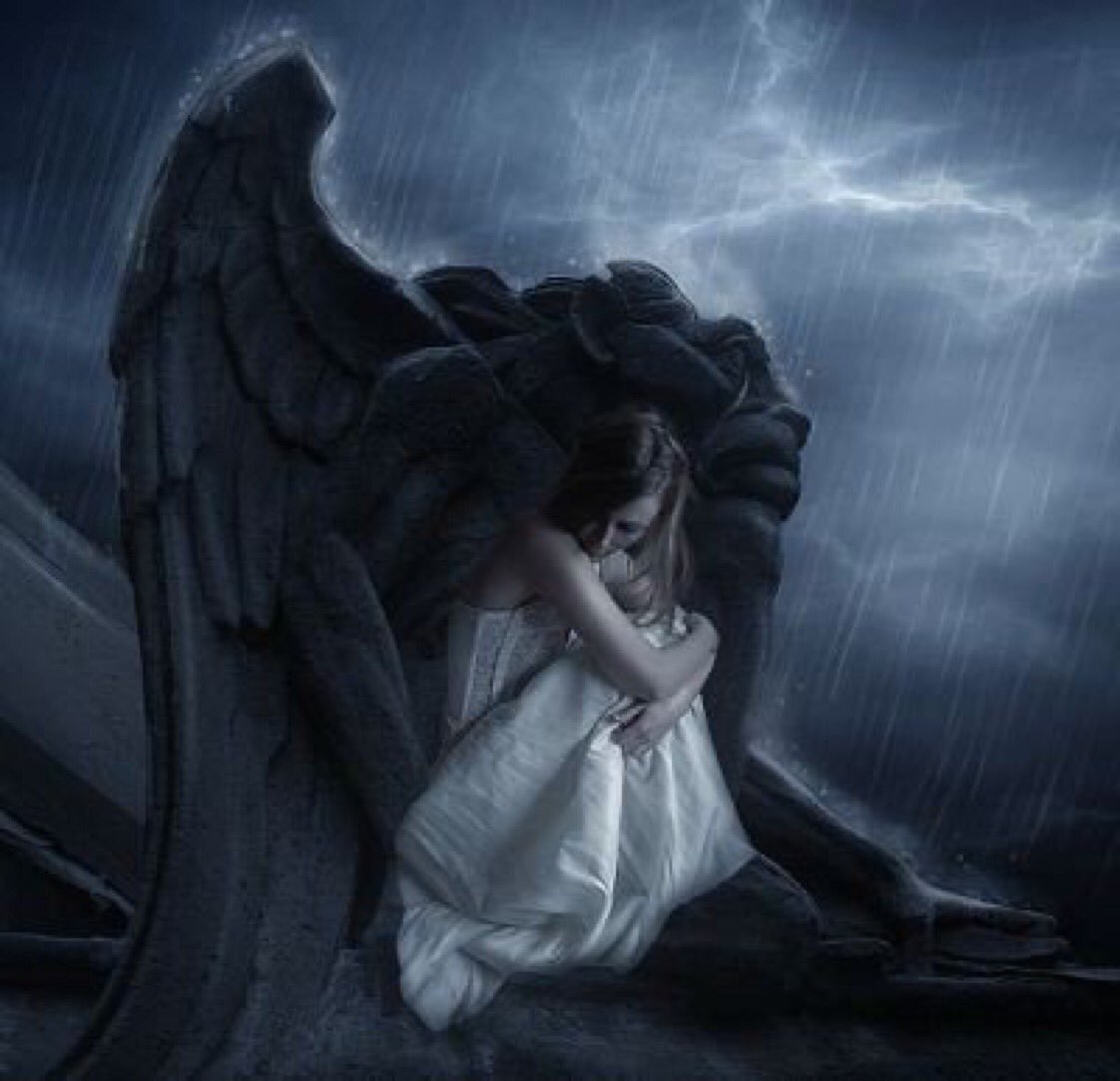 Плачущая статуя ангела