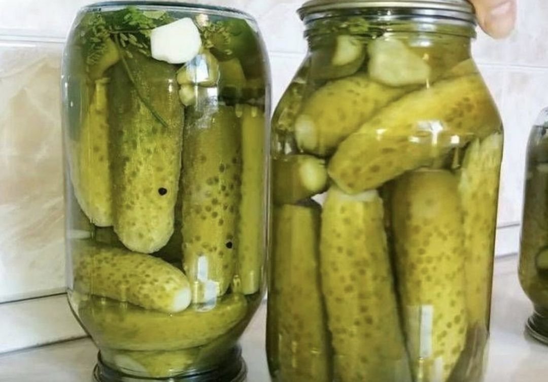 Огурцы в стеклянной банке