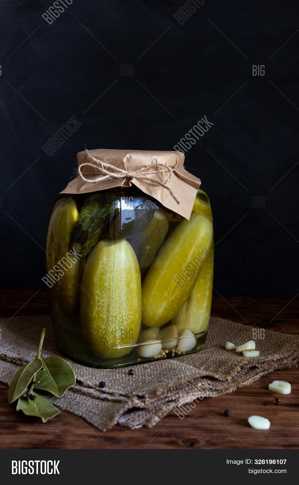 Банка огурцов на белом фоне