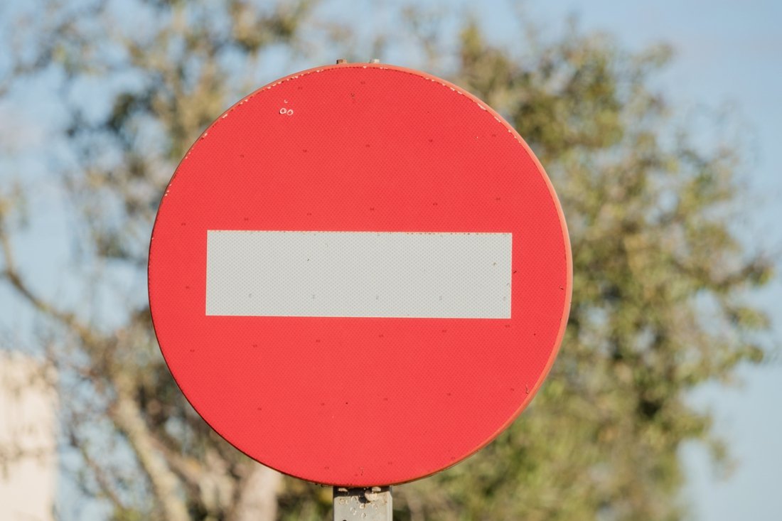 Дорожный знак проезд закрыт