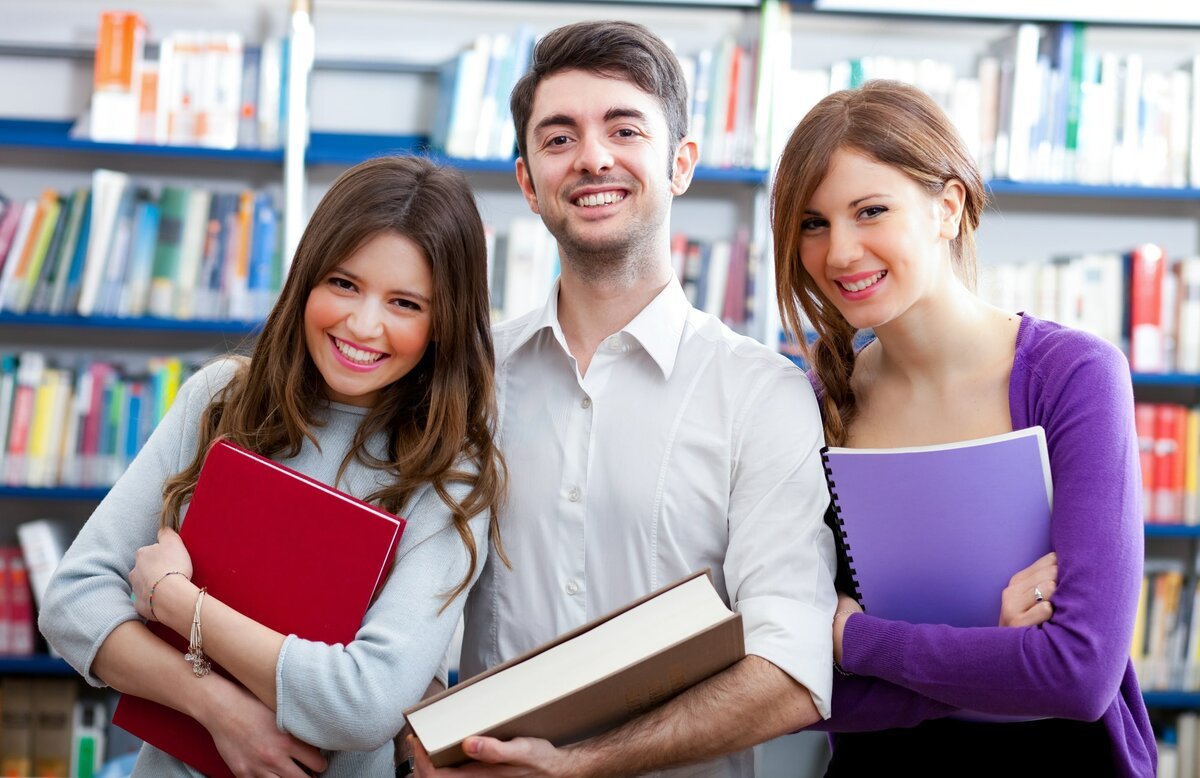 Студенты улыбаются