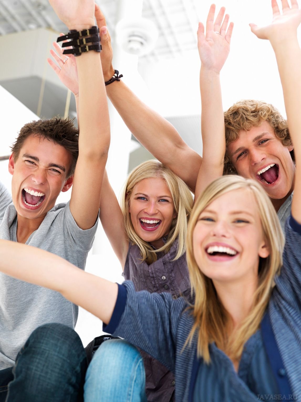 Радостные студенты