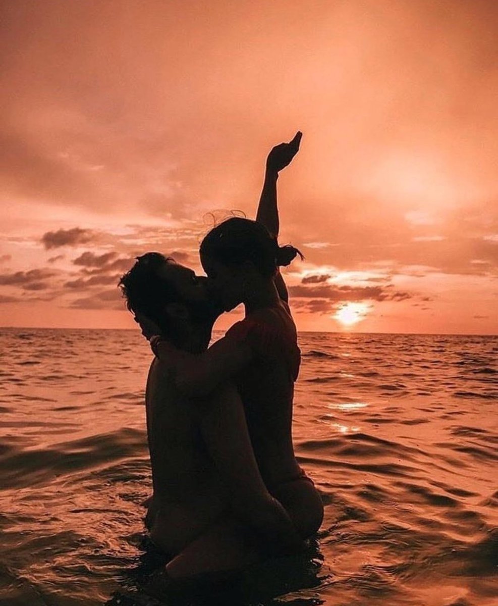 Влюбленная парочка на море