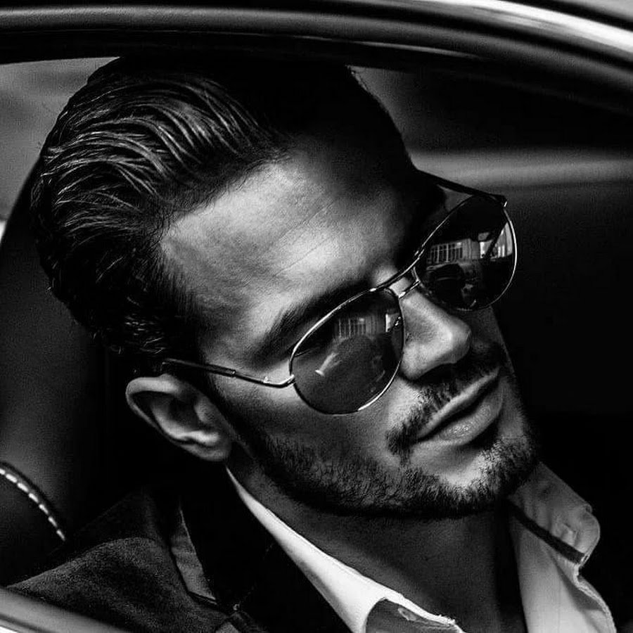 Брутальный мужчина в очках