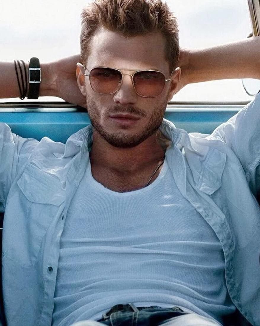 Брутальный парень в очках