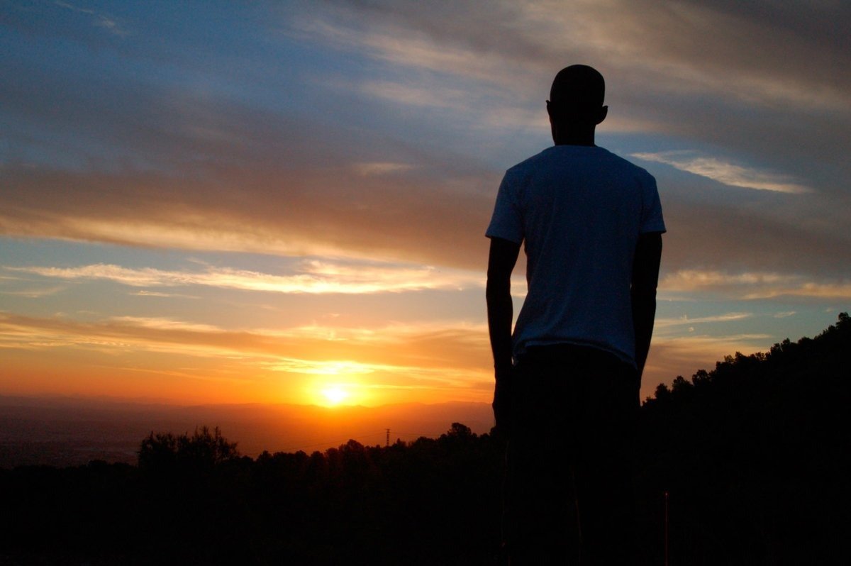 Парень далеко