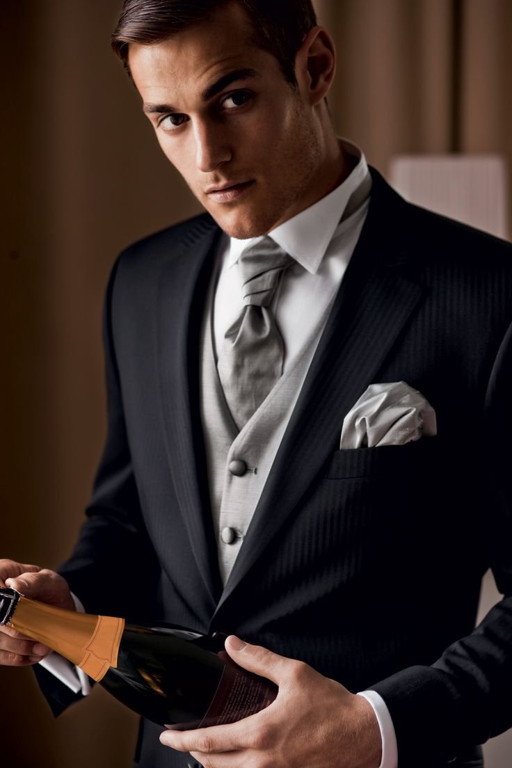 Красивый мужчина в костюме