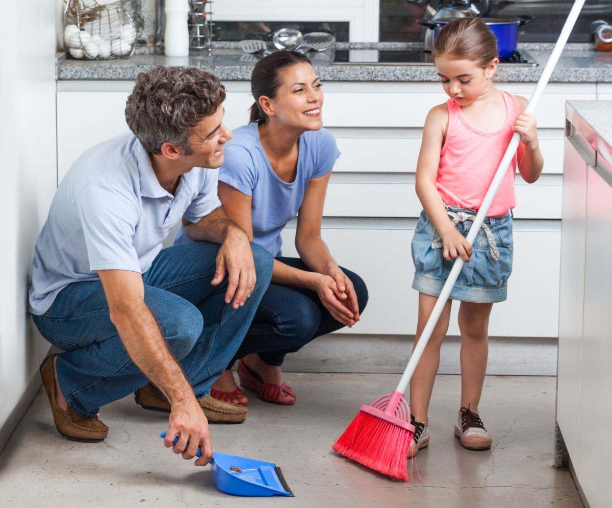 Уборка в доме всей семьей