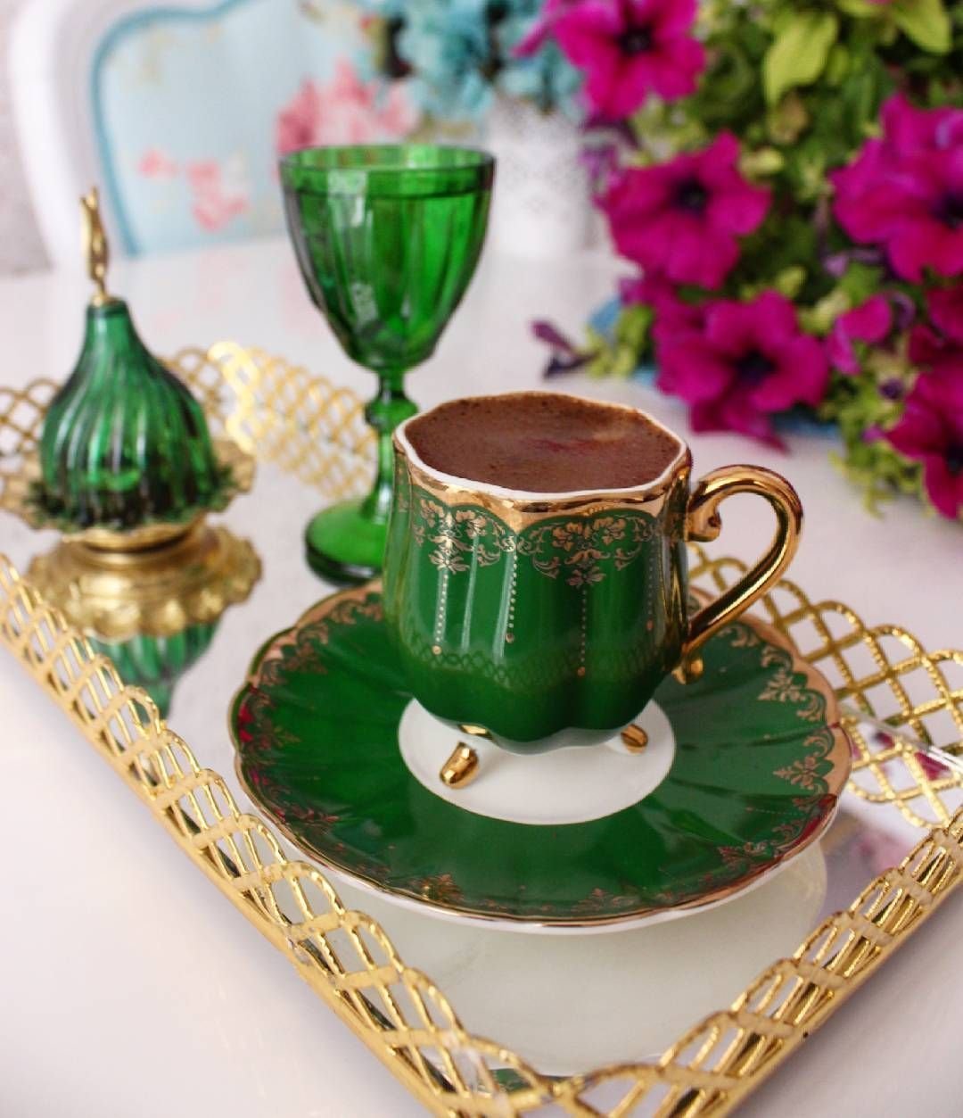 Чашечка кофе в зеленом цвете