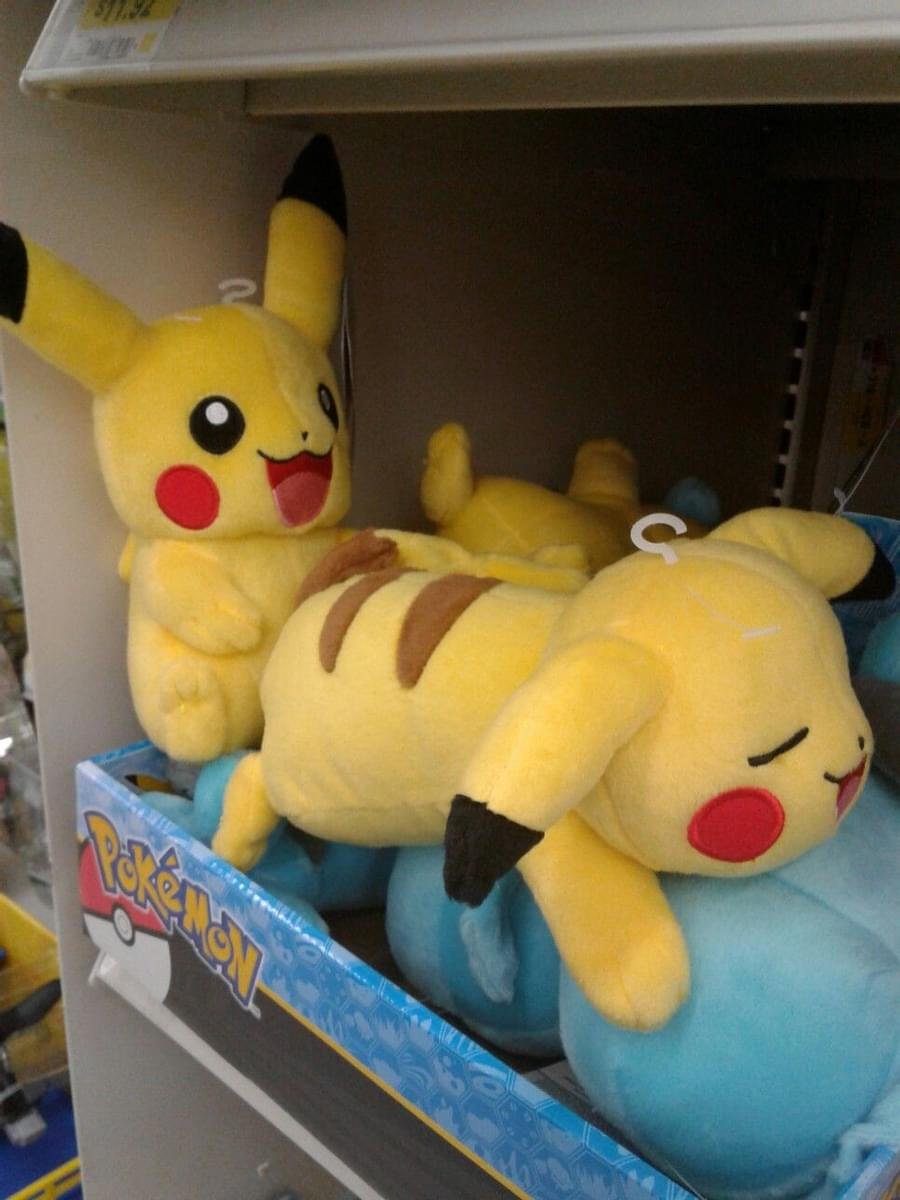 Прикольный Пикачу с невестой