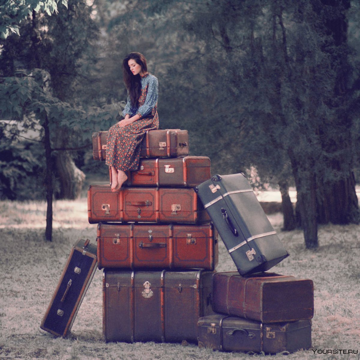 Девушка с чемоданом