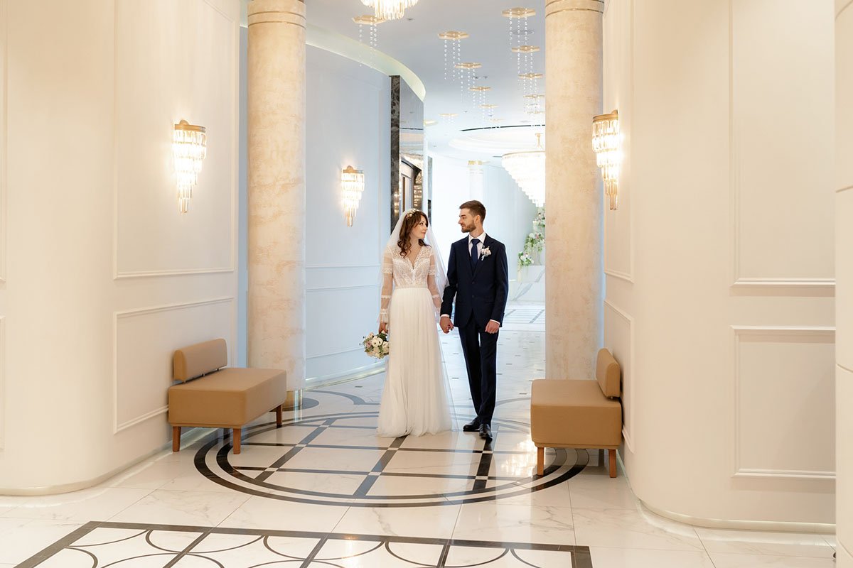 Обручальные кольца на фоне ЗАГСА