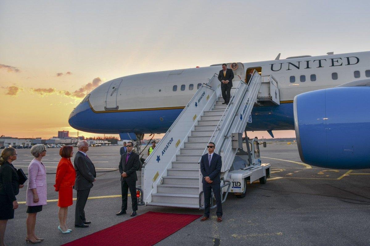 Пассажирский самолет с трапом