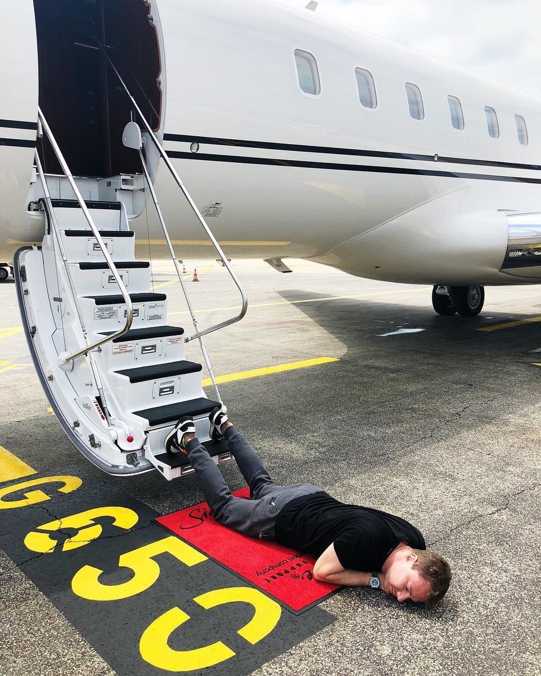 Самолет в аэропорту вектор