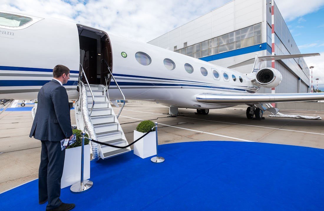 Личный самолет девушка