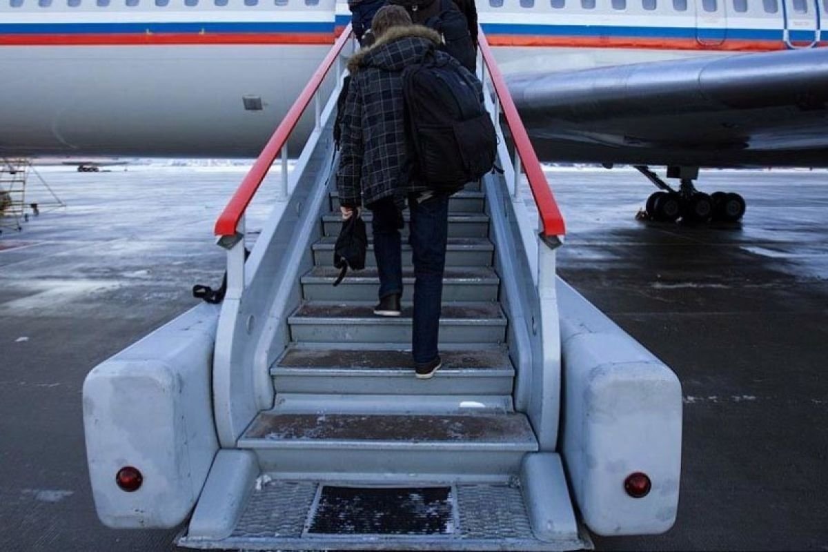 По трапу самолета