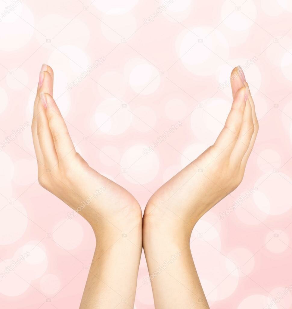 Девушка с двумя ладонями