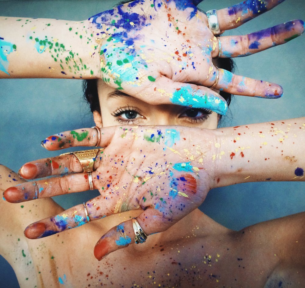 Девушка испачкалась в краске