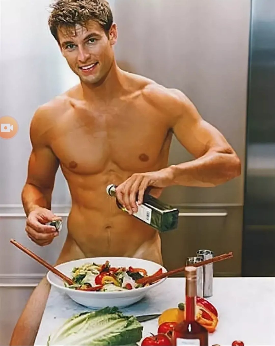 Красивый мужчина с едой