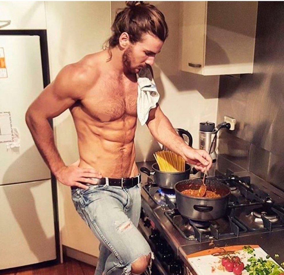 Парень в фартуке на кухне