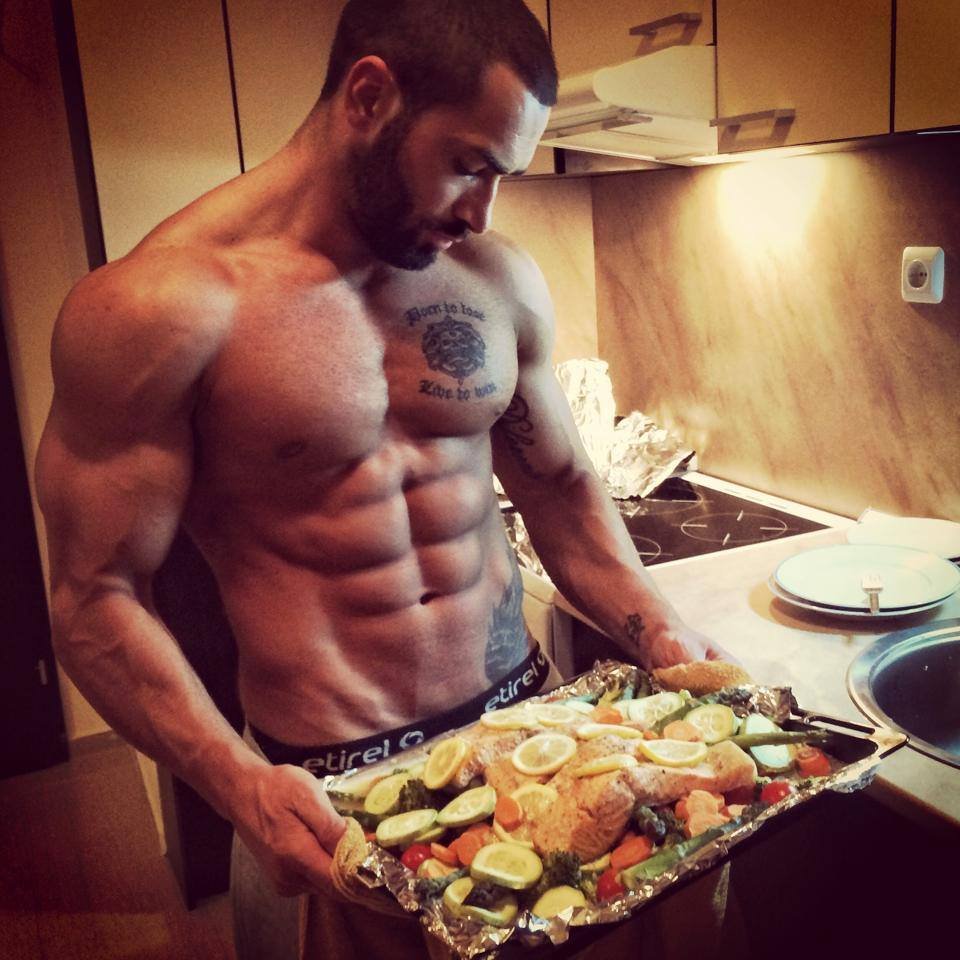 Накаченный мужчина на кухне