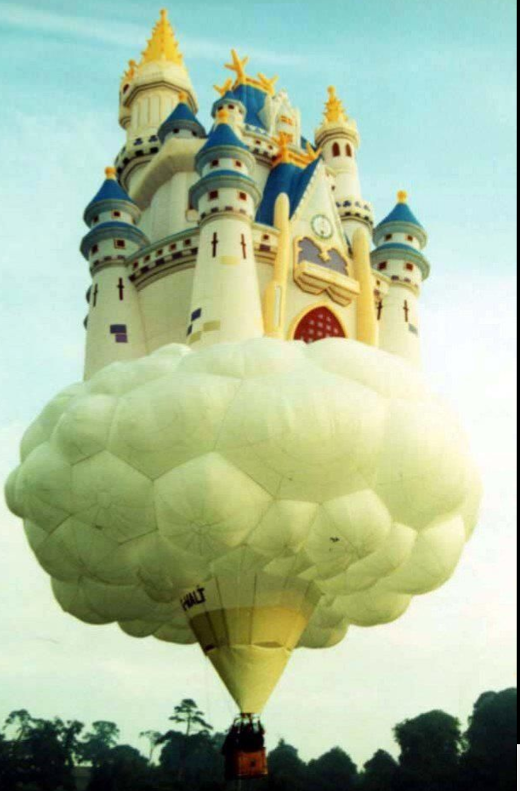 Девушка в старинном замке