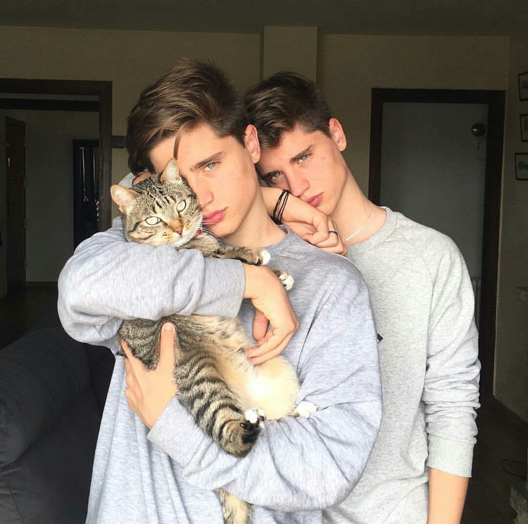 Парень с котом