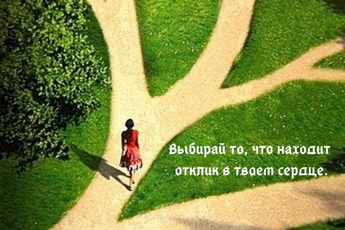 Человек идет по дороге