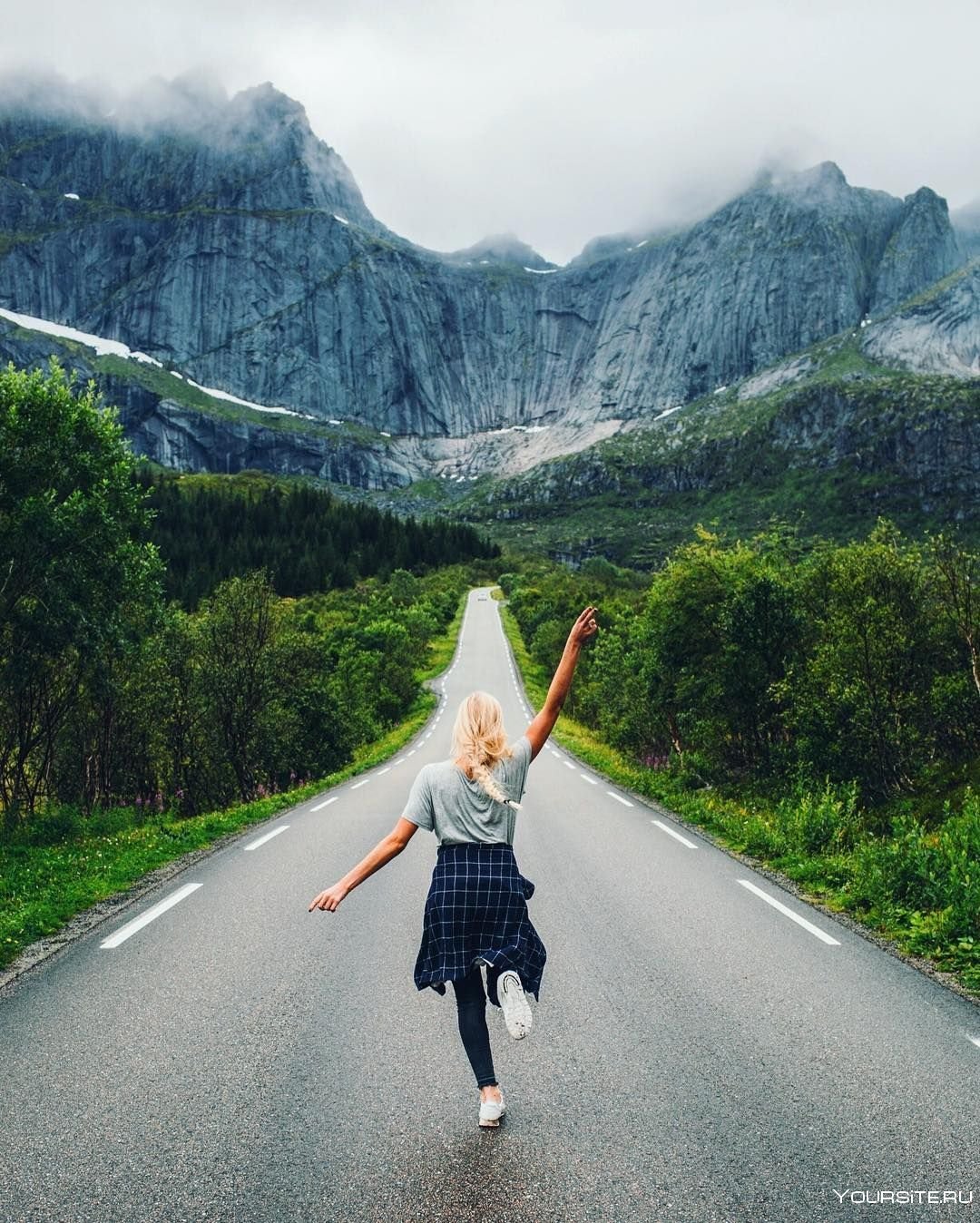 Влюбленные на дороге