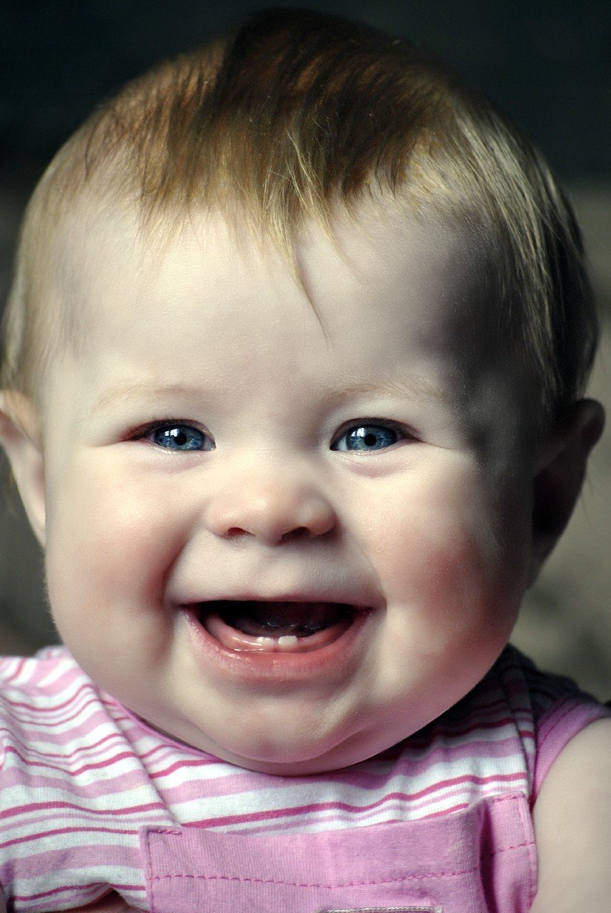 Малыш улыбается