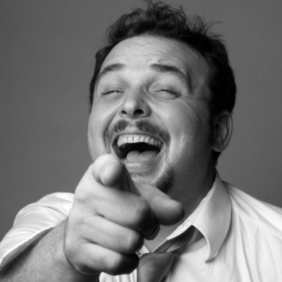 Тот кто постоянно улыбается и смеётся