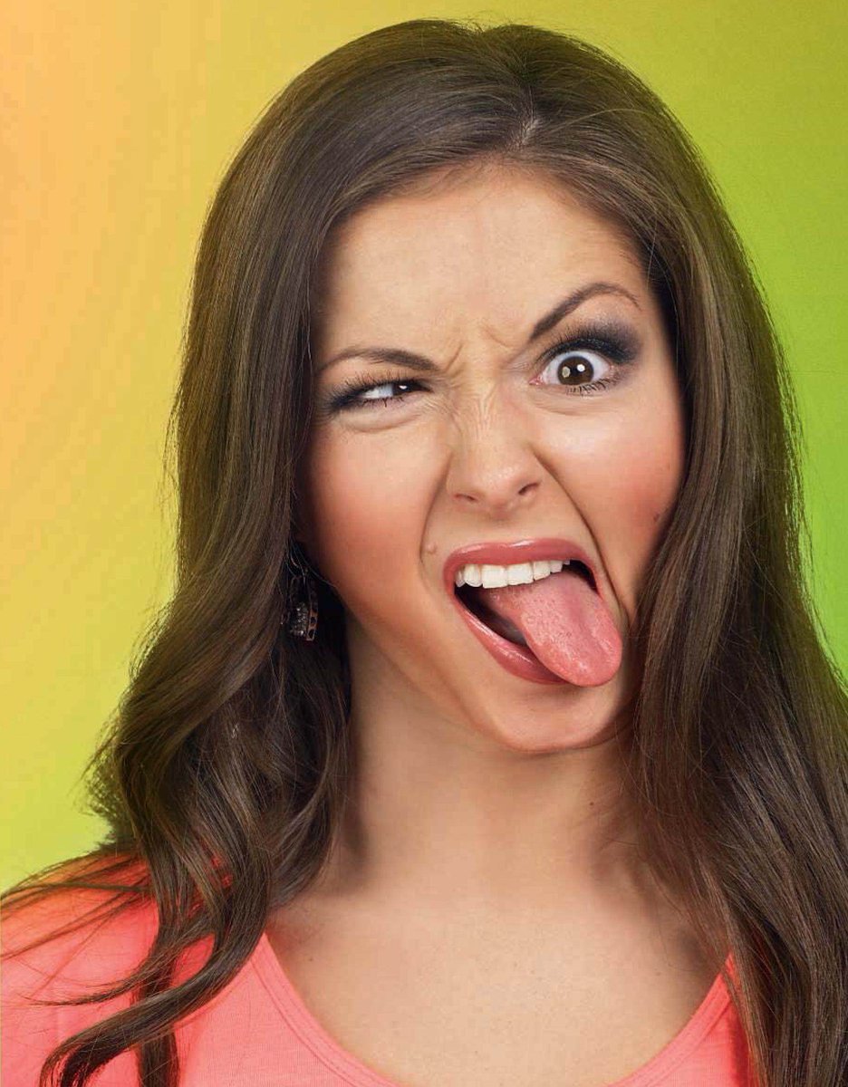 Женщина кривляется