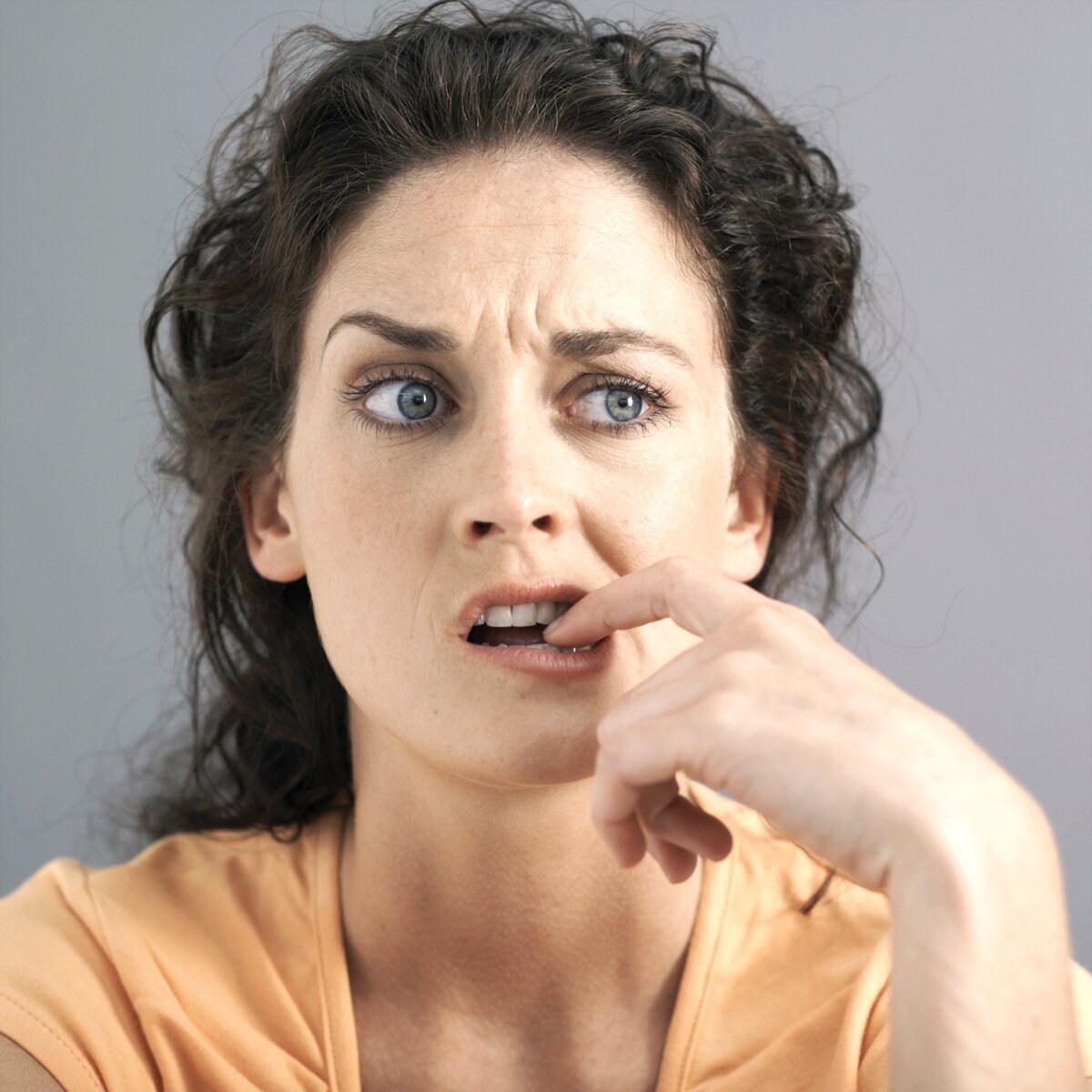 Женщина задумалась