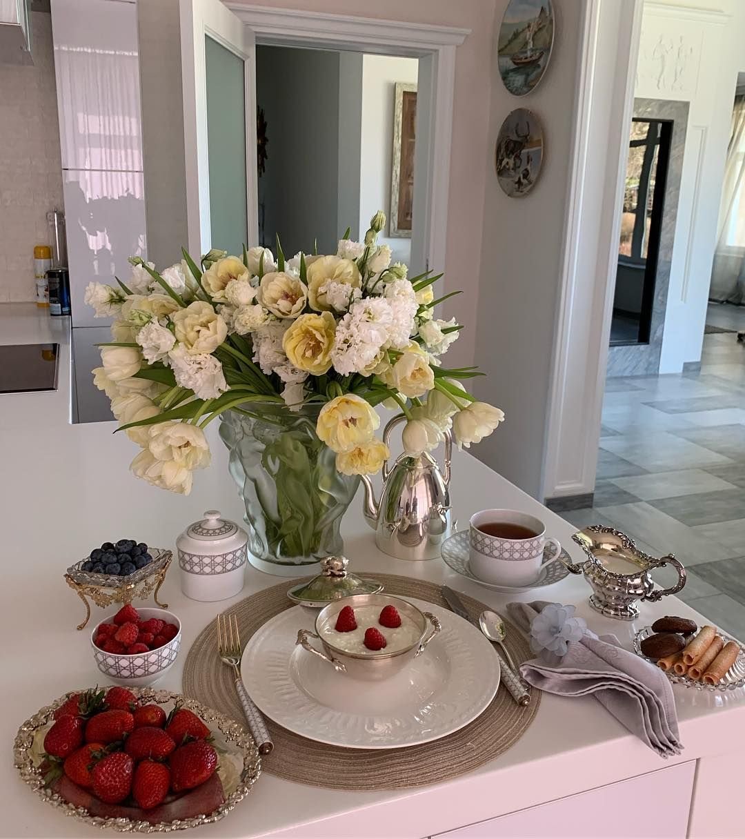 Человечки сидят за круглым столом