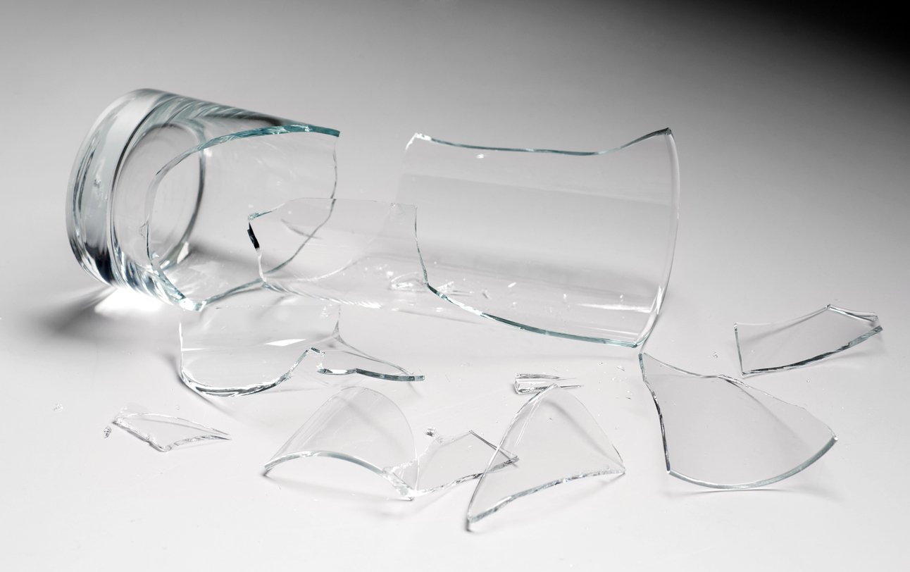 Разбитый стакан воды. Разбитый стакан. Разбитая стеклянная посуда. Стеклянные предметы. Осколки стекла.