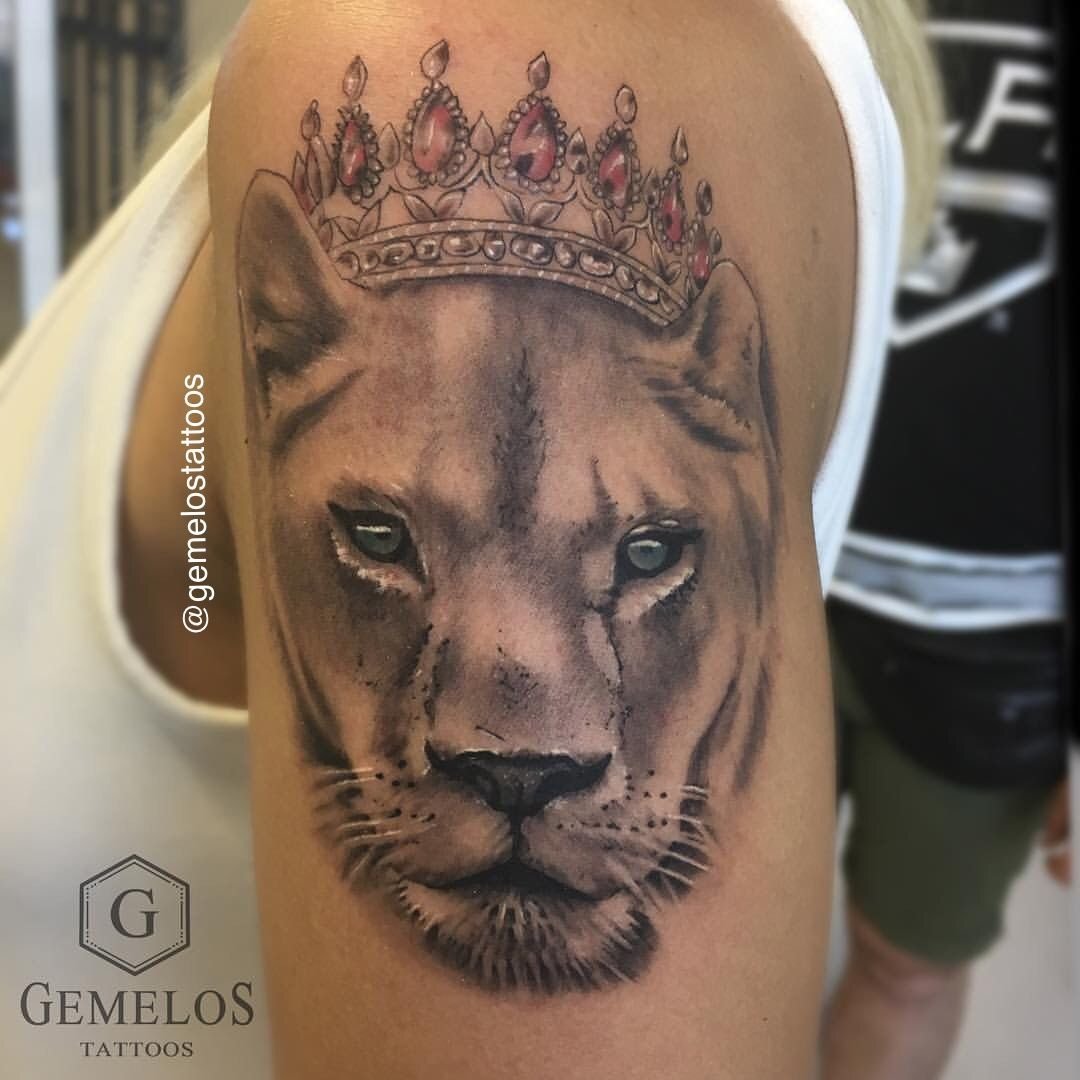 Тату Лев с короной