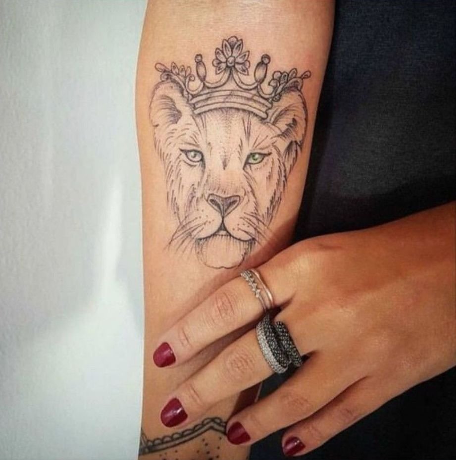 Тату львица для девушек на руке с короной