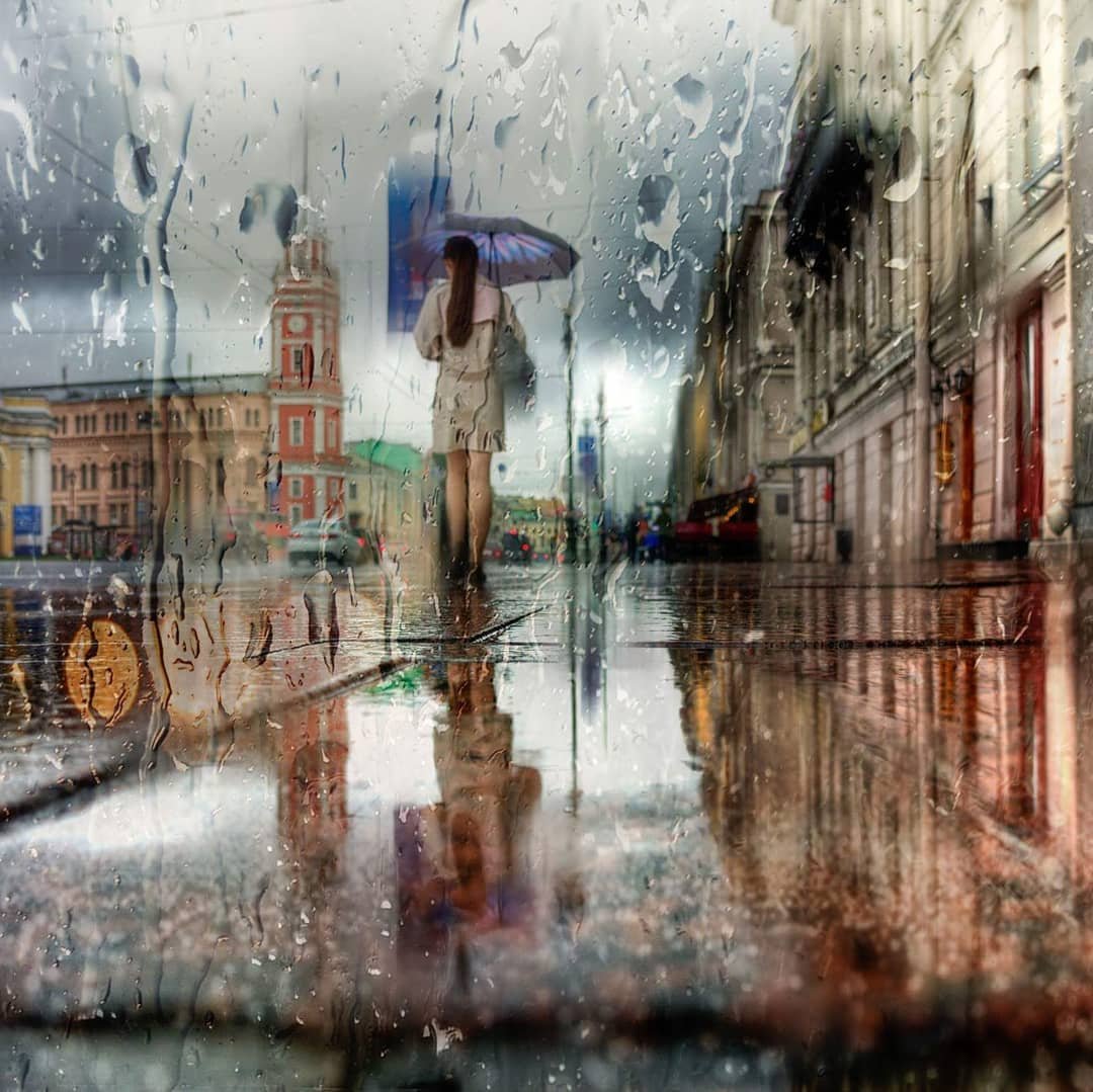 Городское отражение в луже дождь