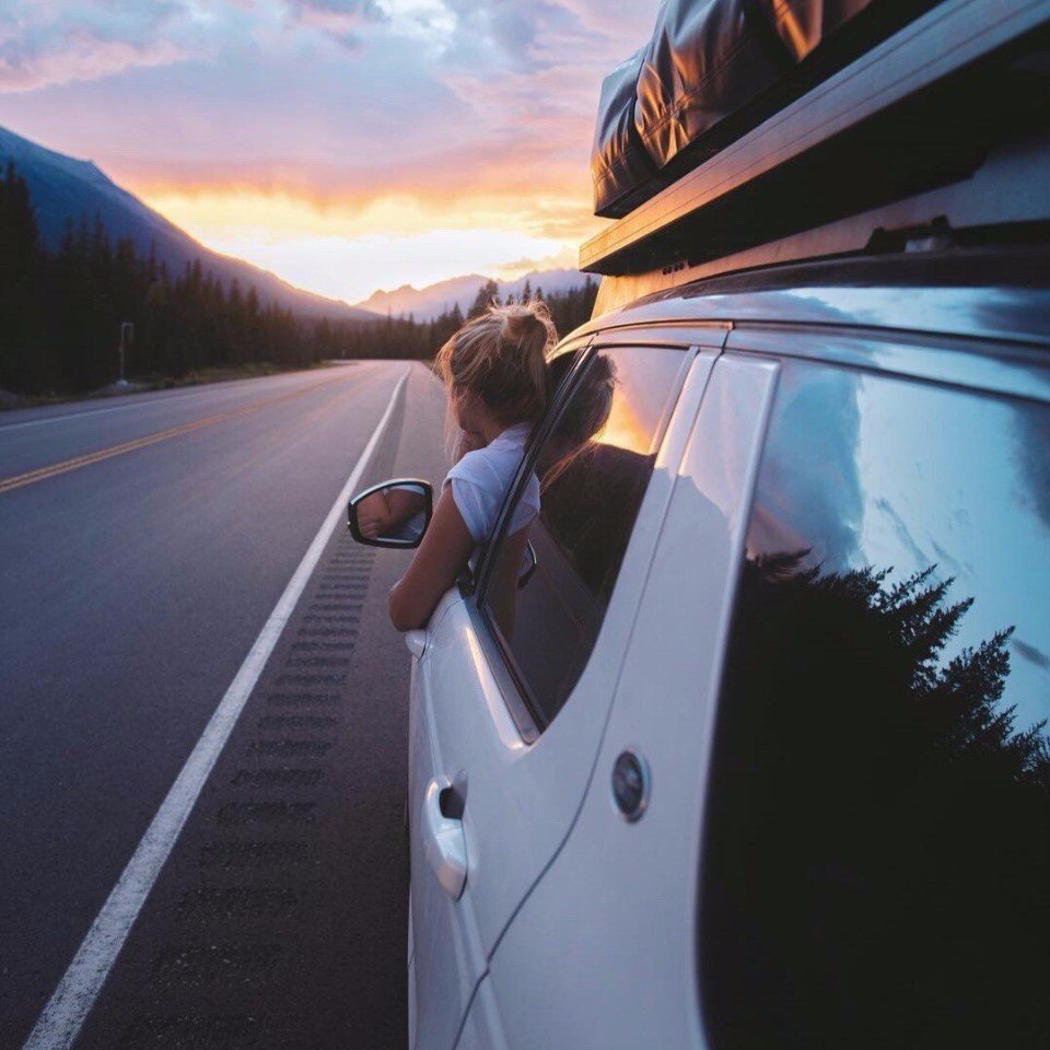 Фотосессия на дороге девушки