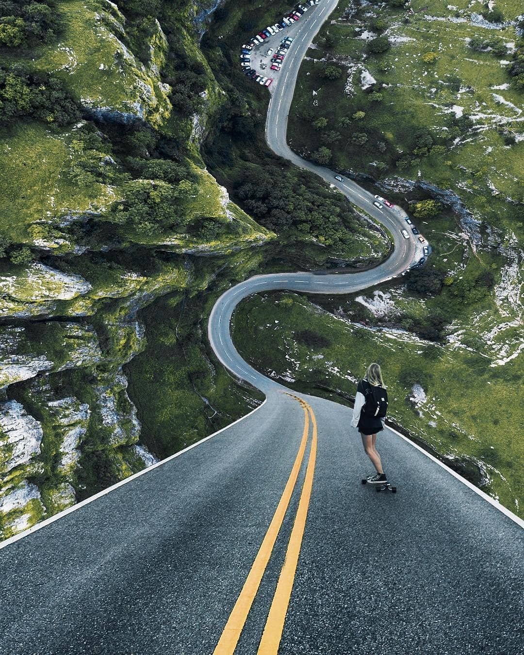 Девушка идет по дороге