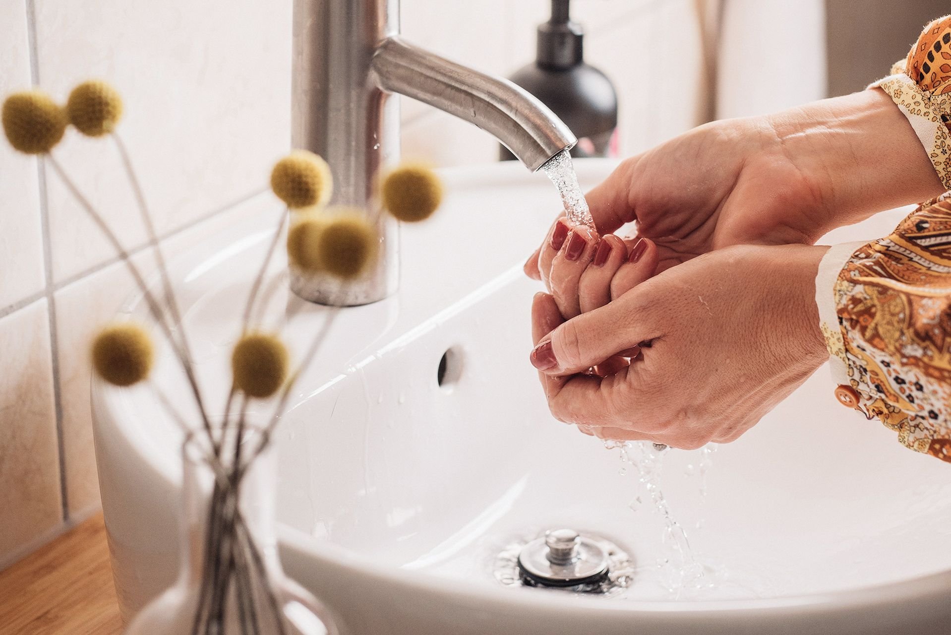 Неприятный мыть. Мытье рук. Личная гигиена мытье рук. Гигиена Эстетика. Девушка моет руки.