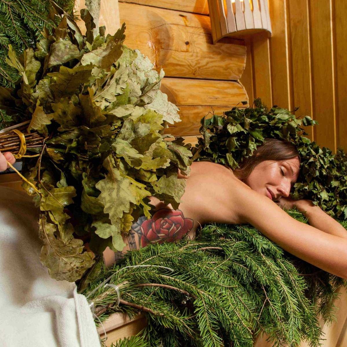 Девушка в сауне с мужчинами