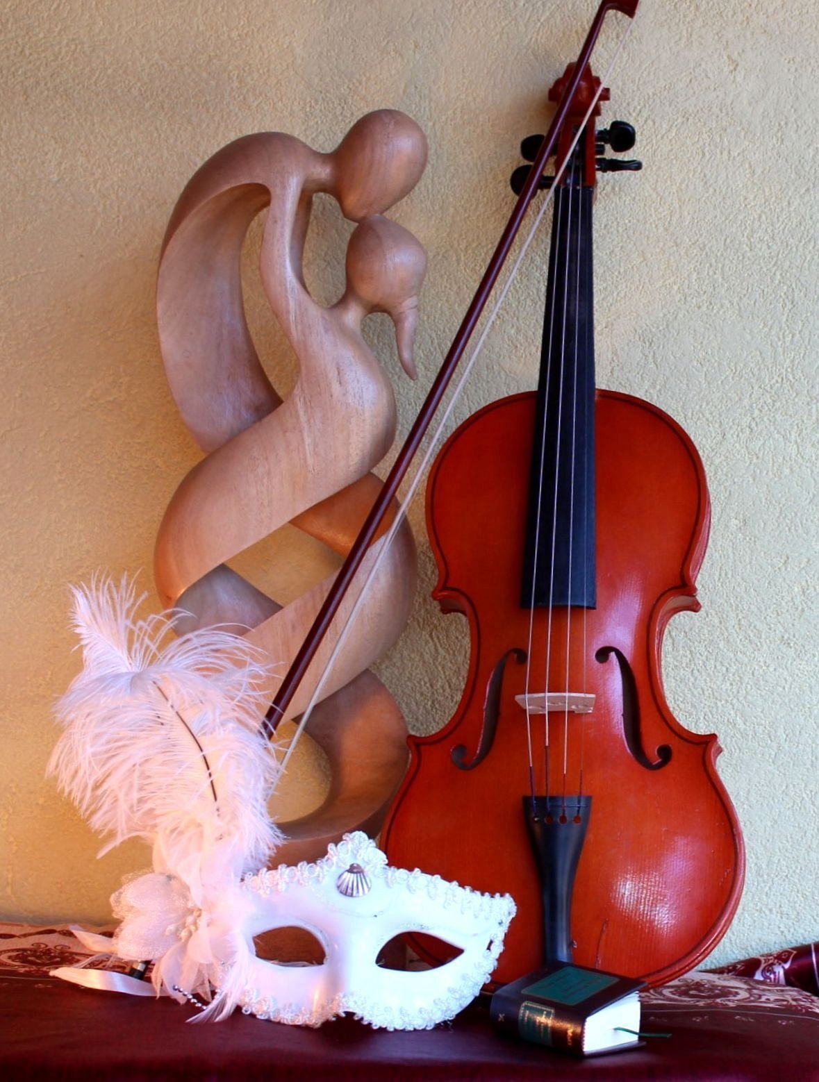 Изображение скрипки. Натюрморт с музыкальными инструментами. Скрипка. Красивая скрипка. Скрик.