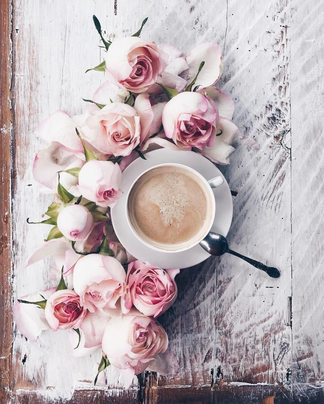 Нежные цветы и кофе