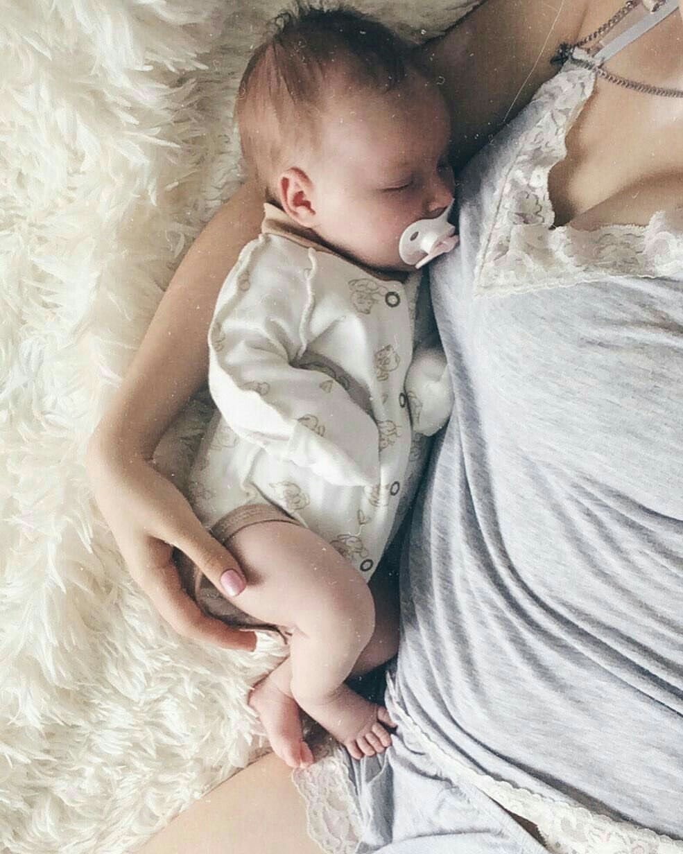 Девушка с младенцем