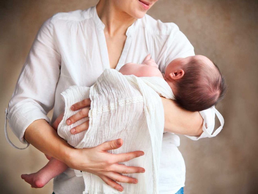 Младенец на руках