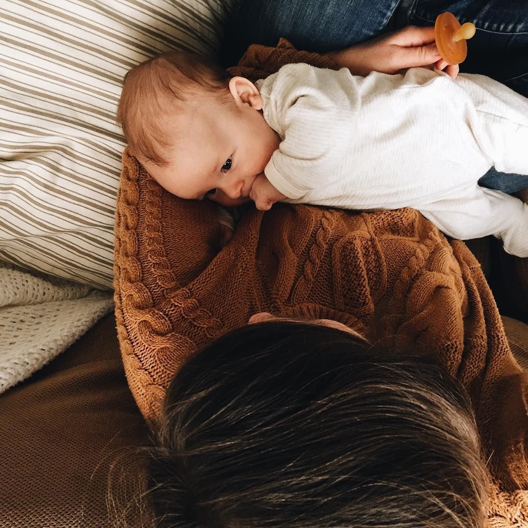 Новорожденный ребенок на руках у мамы